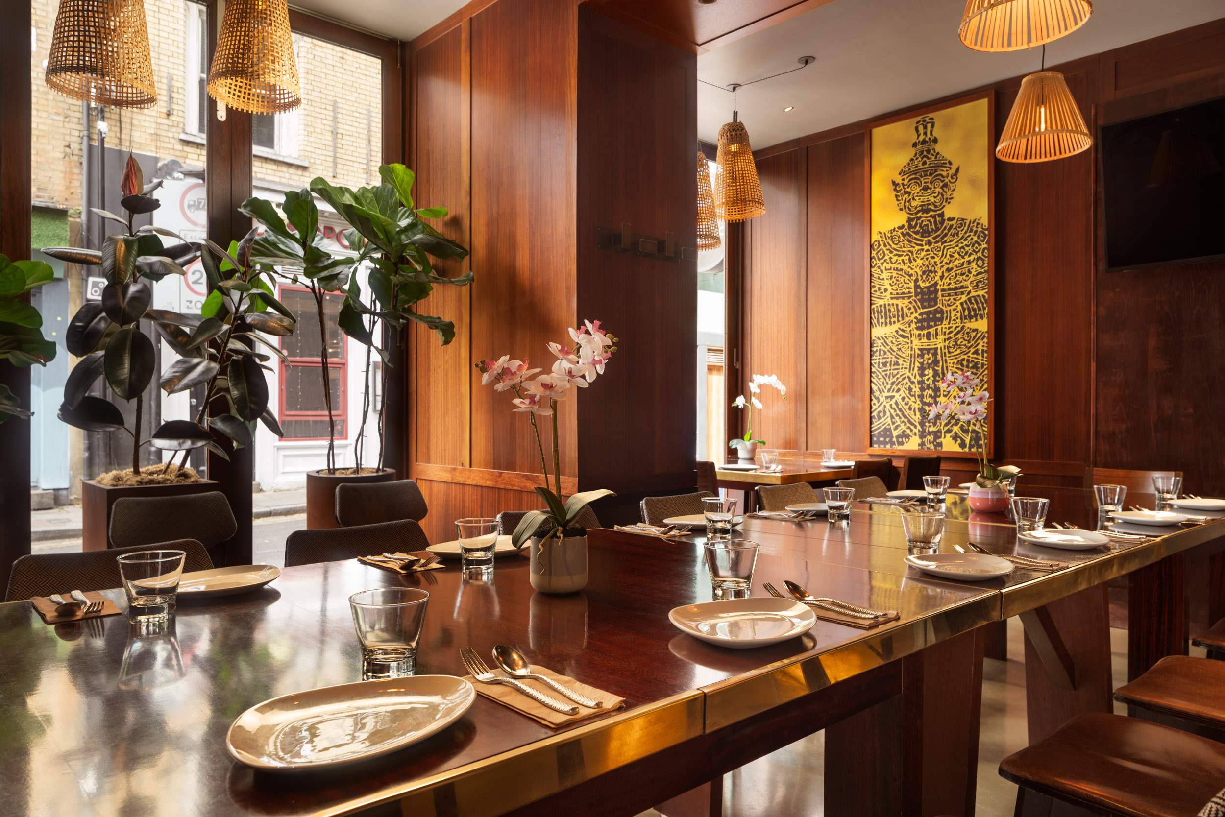 BARS & RESTAURANTS